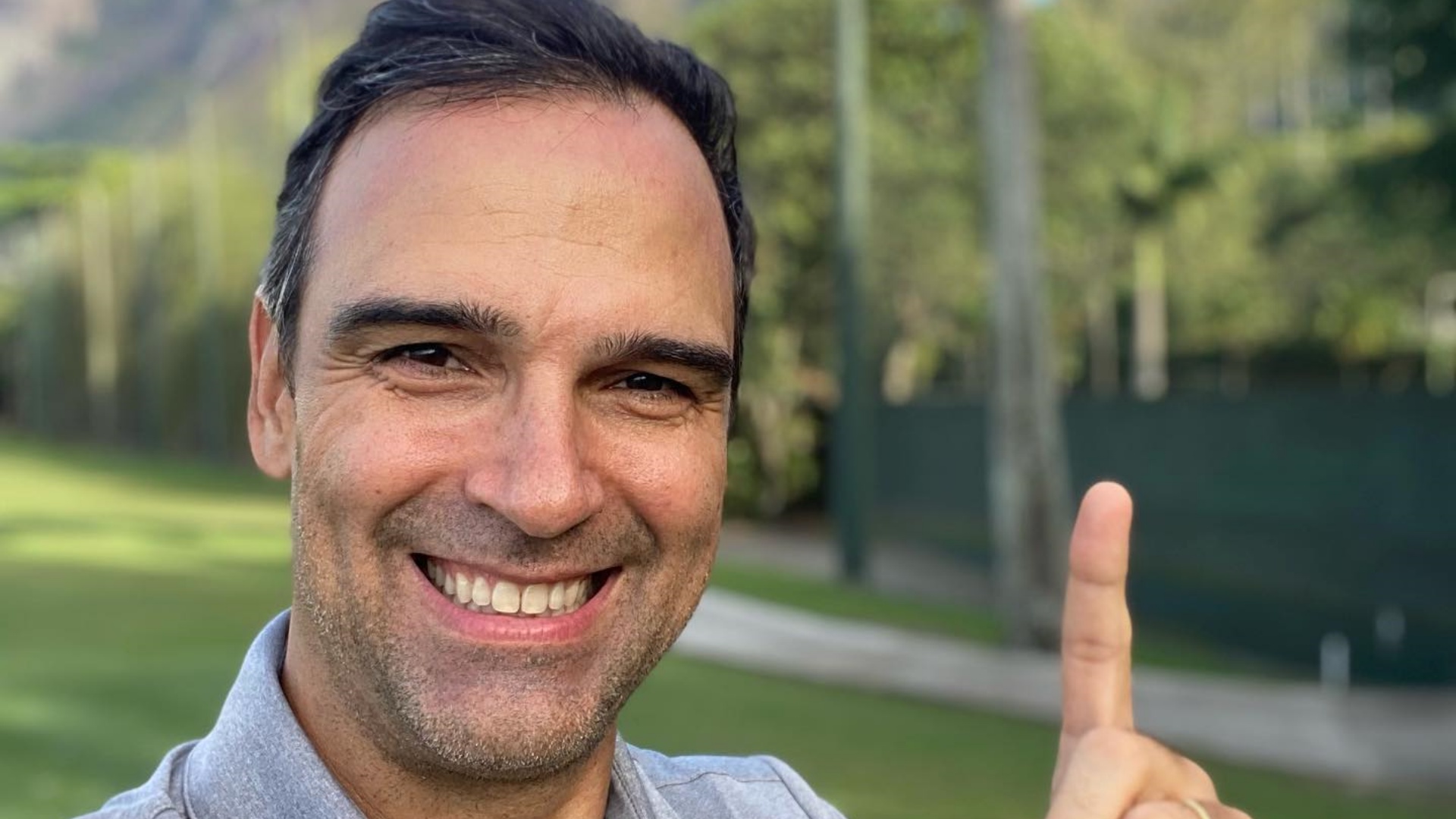 Tadeu Schmidt alerta fãs sobre data importante: “Não se esqueçam”