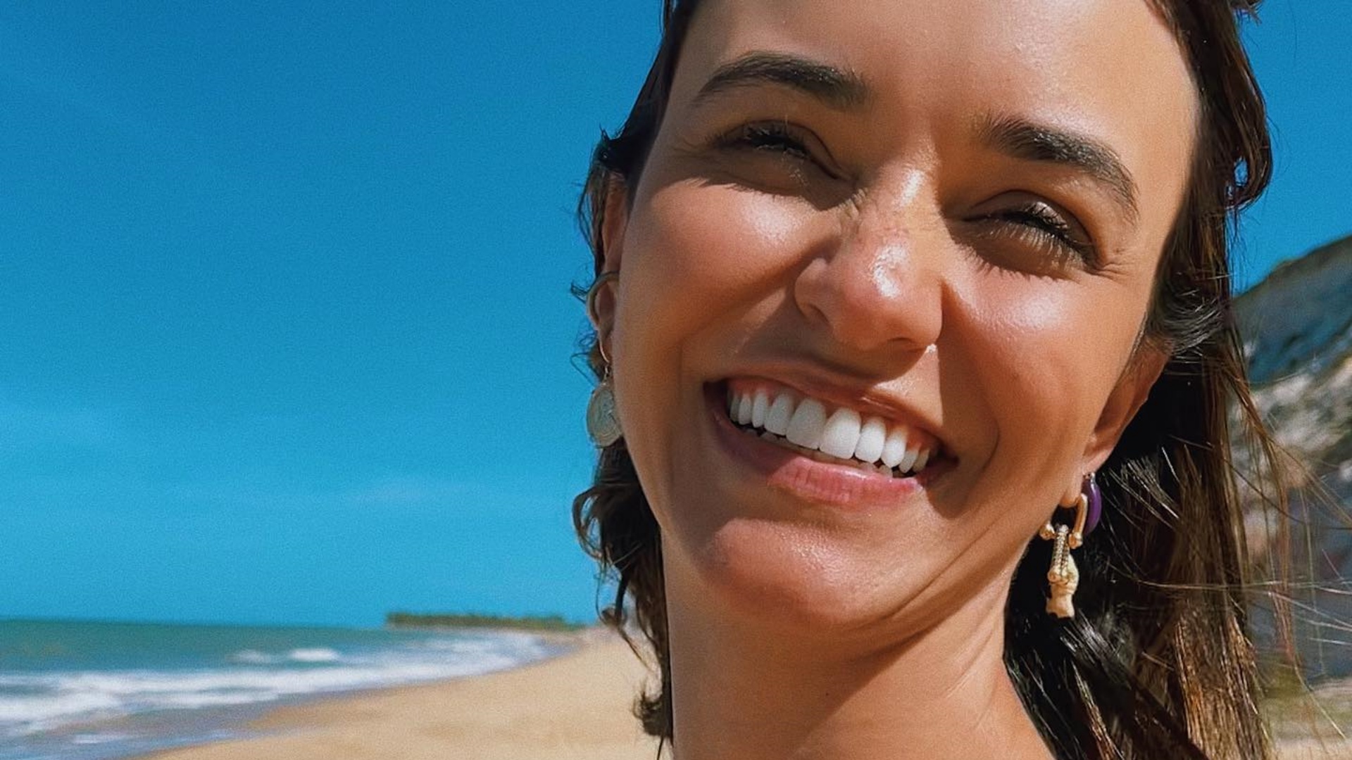 Na Bahia, Talita Younan exibe corpo escultural ao posar de biquíni