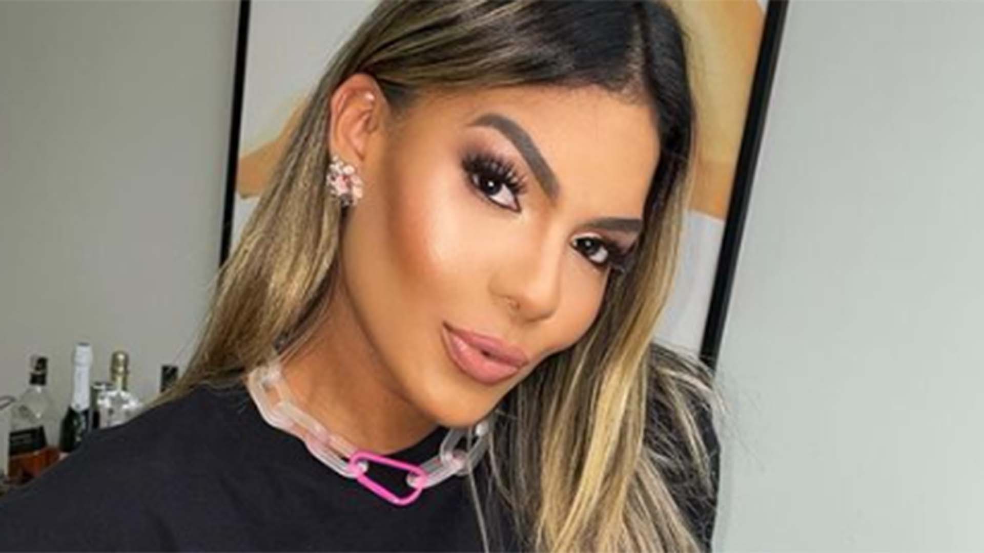 Tays Reis mostra a primeira foto com a filha no colo