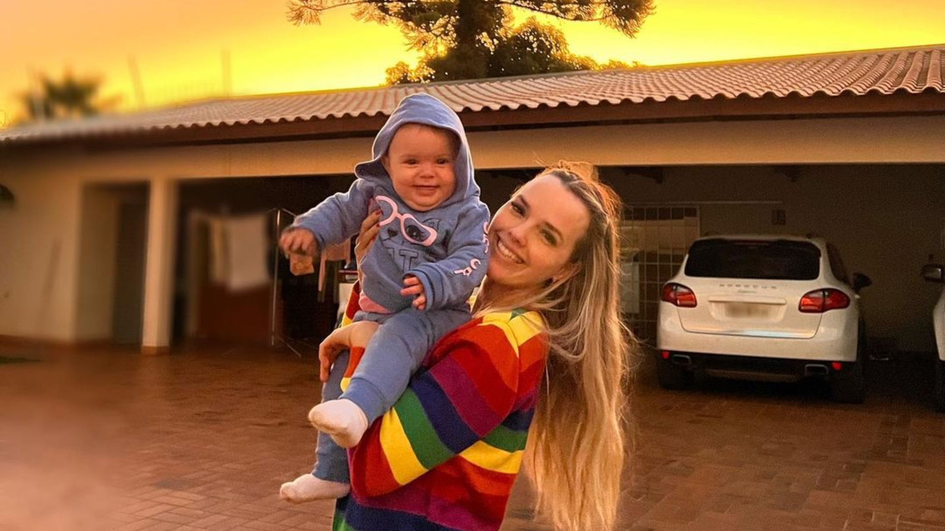 Filha caçula de Thaeme Mariôto esbanja fofura e simpatia em vídeo: ”Toda elegante”