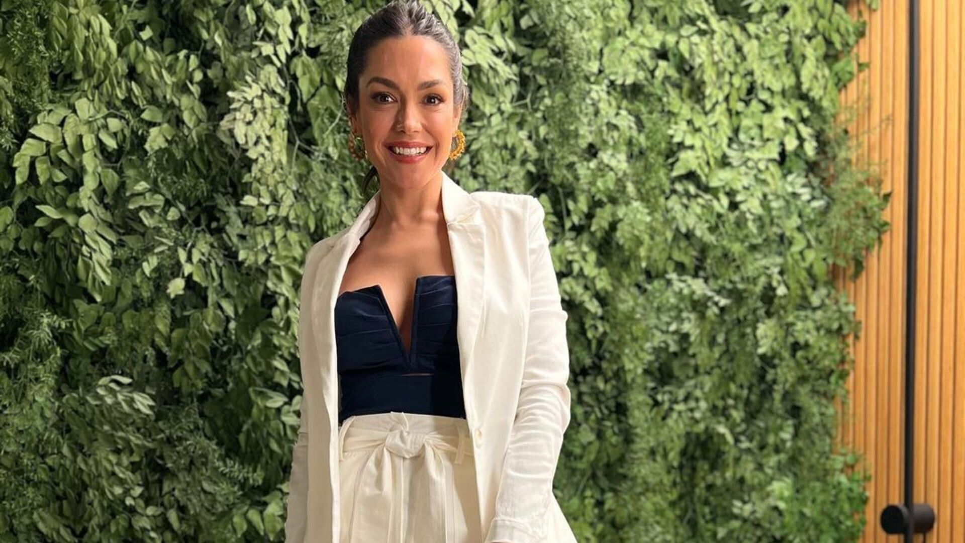 De body sem alça, Thais Fersoza surge deslumbrante em evento