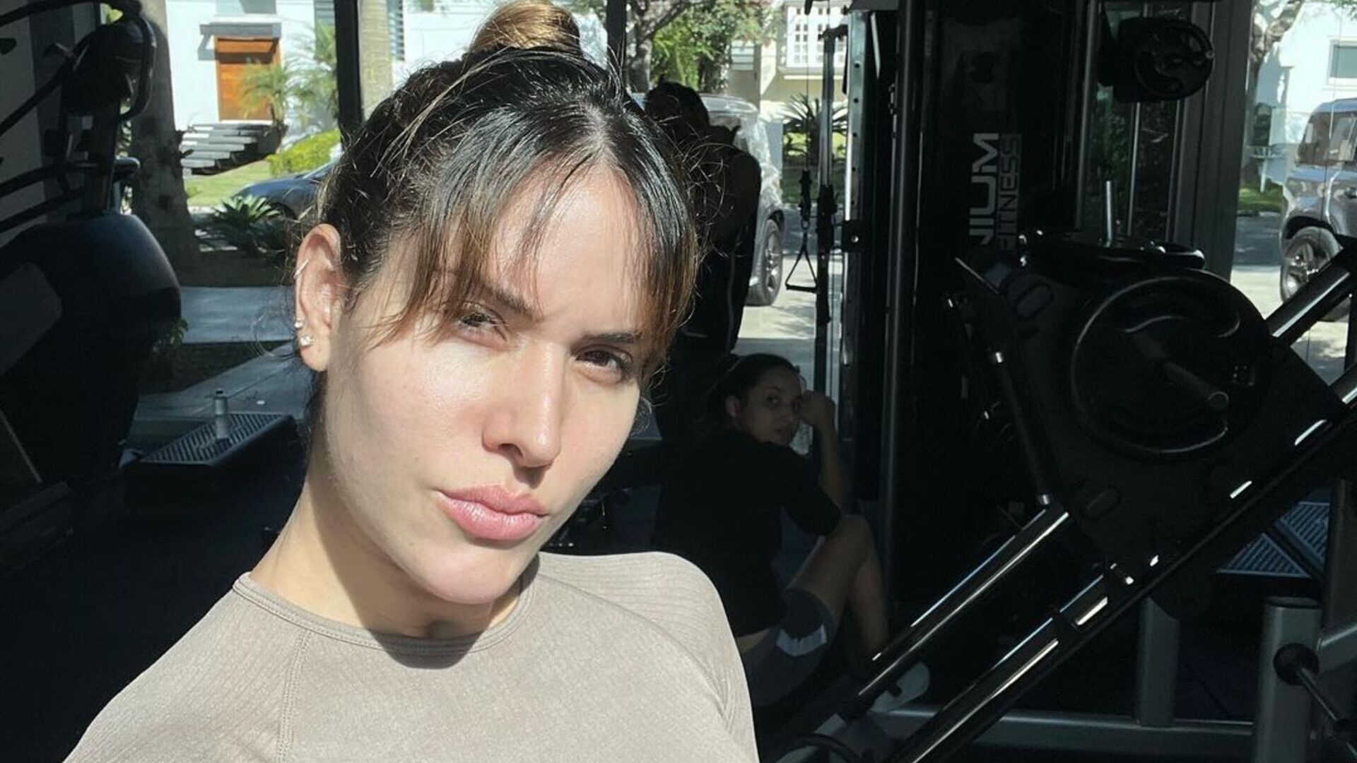 De biquíni de crochê, Thyane Dantas exibe barriga torneada na praia e impressiona
