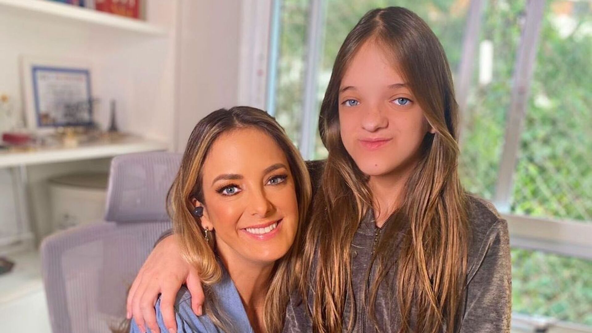 Ticiane Pinheiro chora ao deixar Rafaella Justus em aeroporto para viagem com o pai