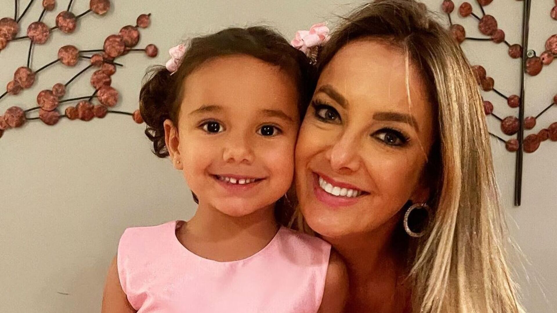 Ticiane Pinheiro encanta ao flagrar a filha caçula em estação de trem