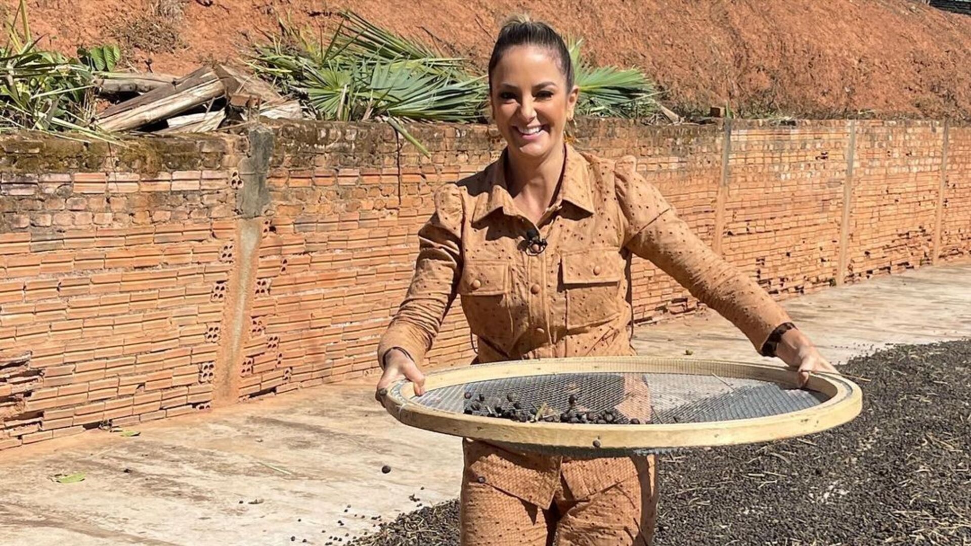 Ticiane Pinheiro surge toda estilosa em plantação de café