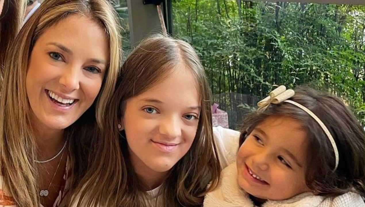 Ticiane Pinheiro combina biquíni com as filhas durante passeio em parque aquático