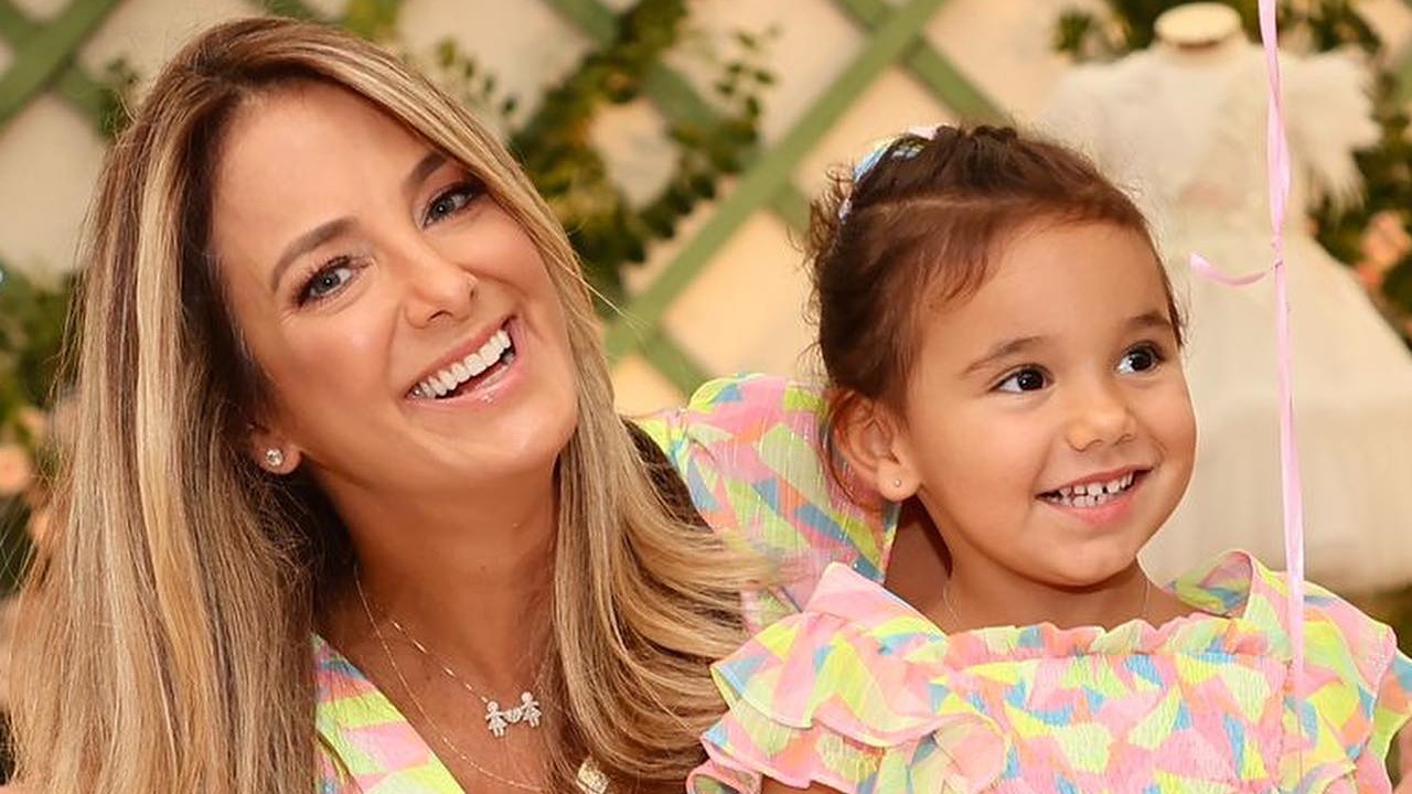 De férias, Ticiane Pinheiro anda a cavalo com a filha caçula, Manuella