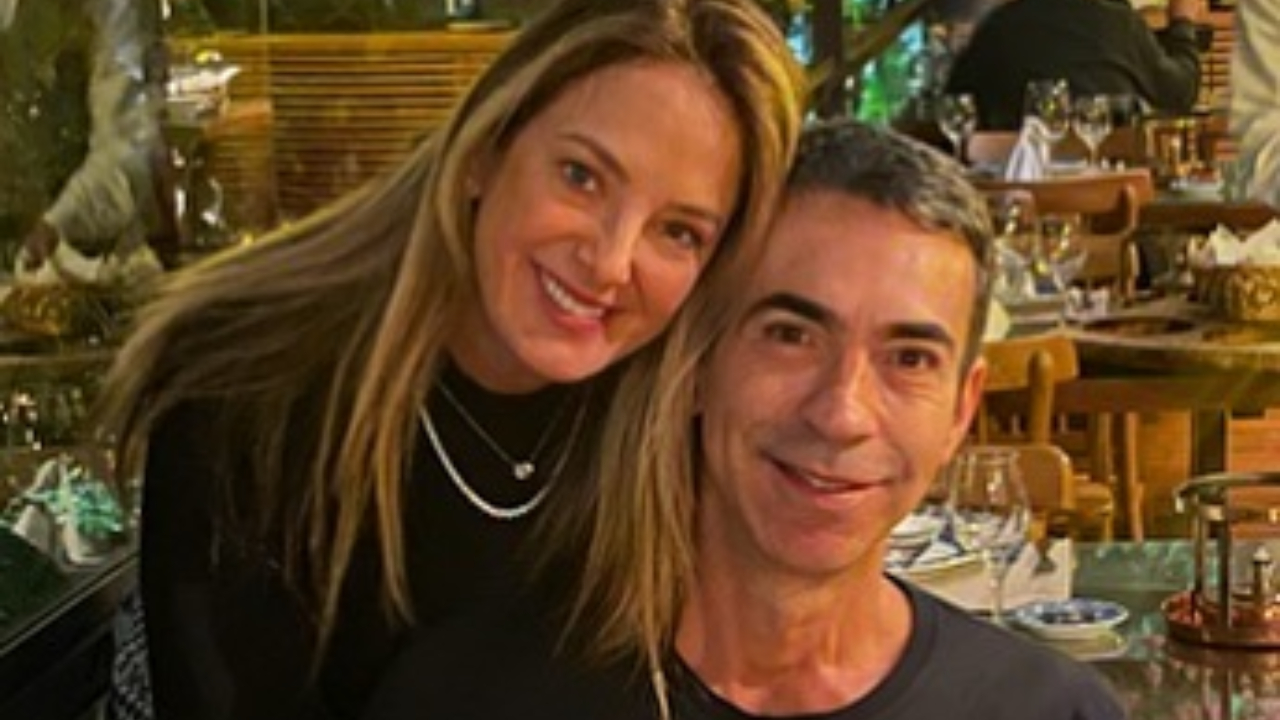 Ticiane Pinheiro e César Tralli trocam beijão e se declaram após férias em família