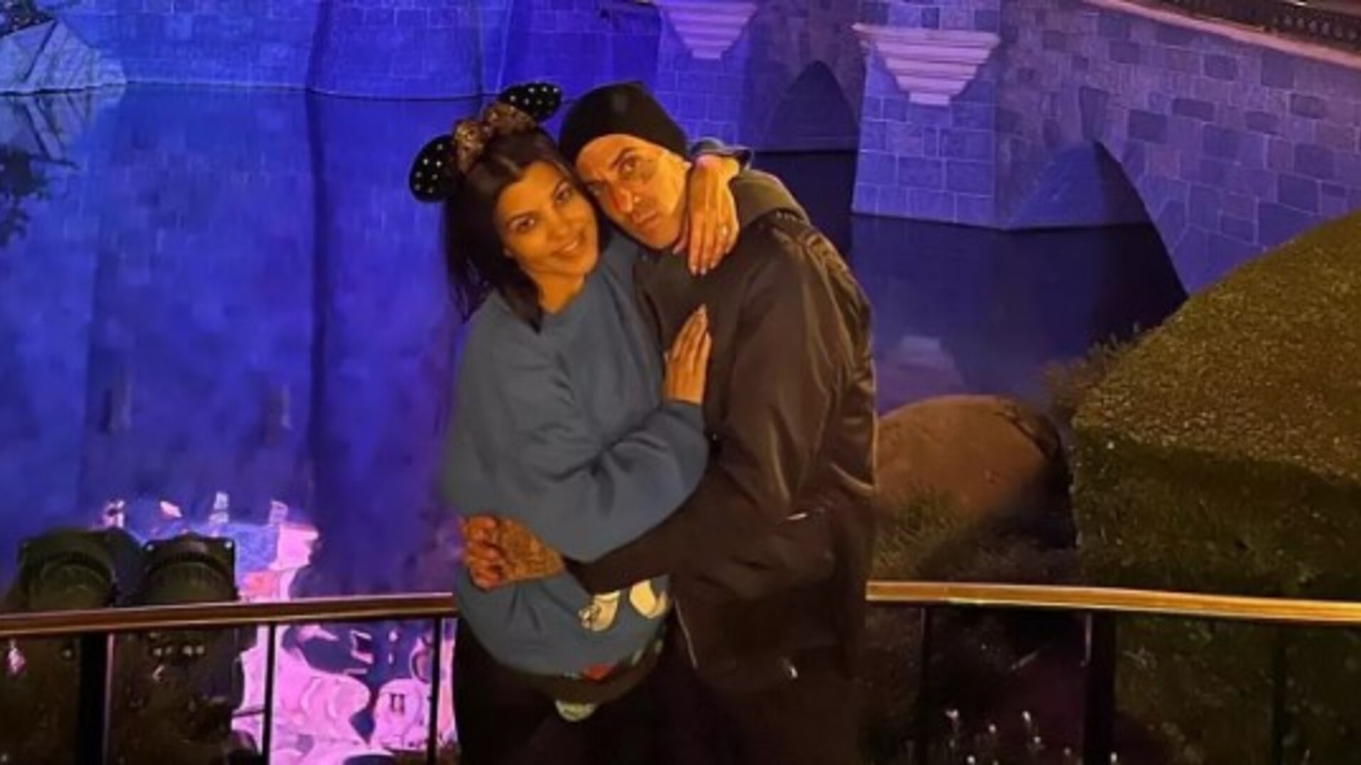 Após problema de saúde, Travis Barker aparece andando de bicicleta ao lado da esposa Kourtney Kardashian