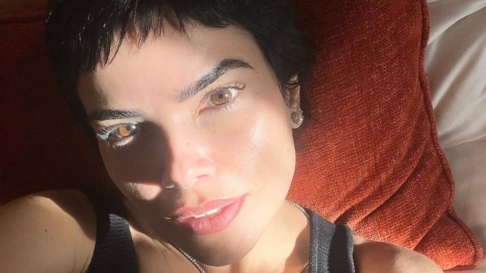 Vanessa Giácomo mostra gravações da novela Travessia em Portugal