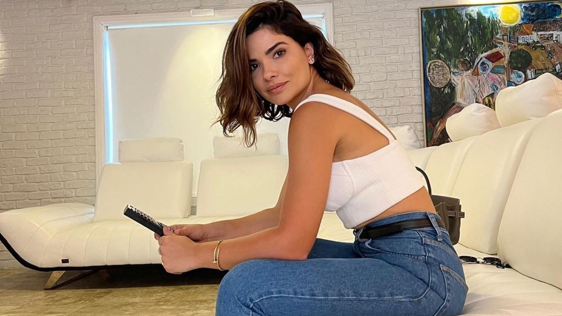 Com seu novo visual, Vanessa Giácomo faz selfie arrasadora em Paris