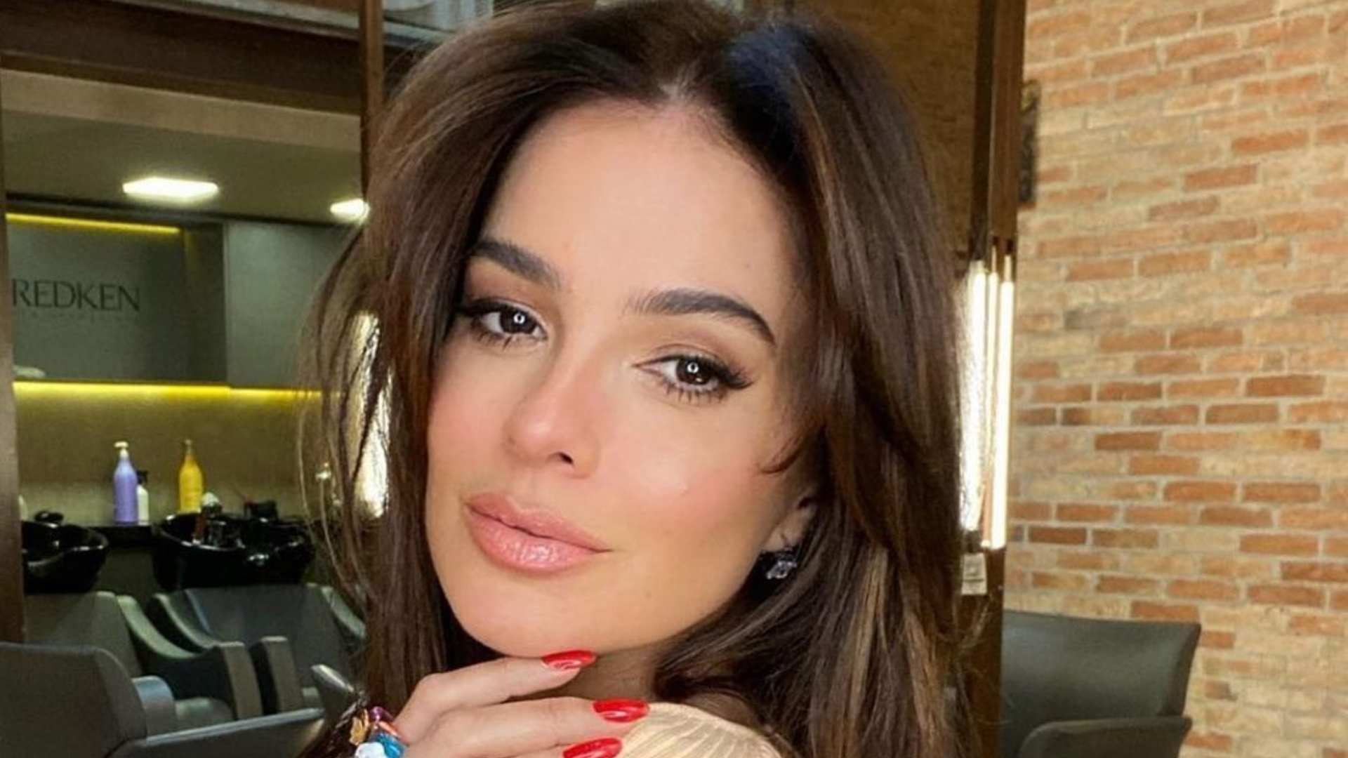 Vera Viel elege top e calça para aproveitar passeio em família