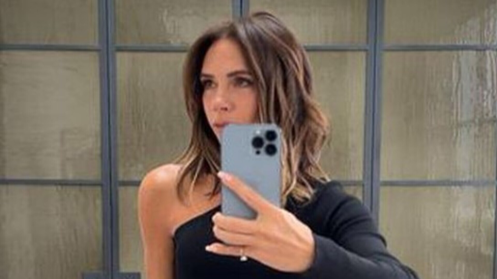 De férias com o marido, Victoria Beckham aparece se divertindo em karaokê
