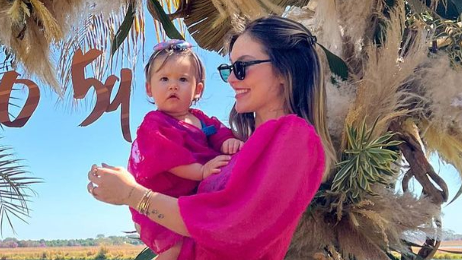 Virginia Fonseca aproveita o dia na fazenda Talismã com a filha, Maria Alice