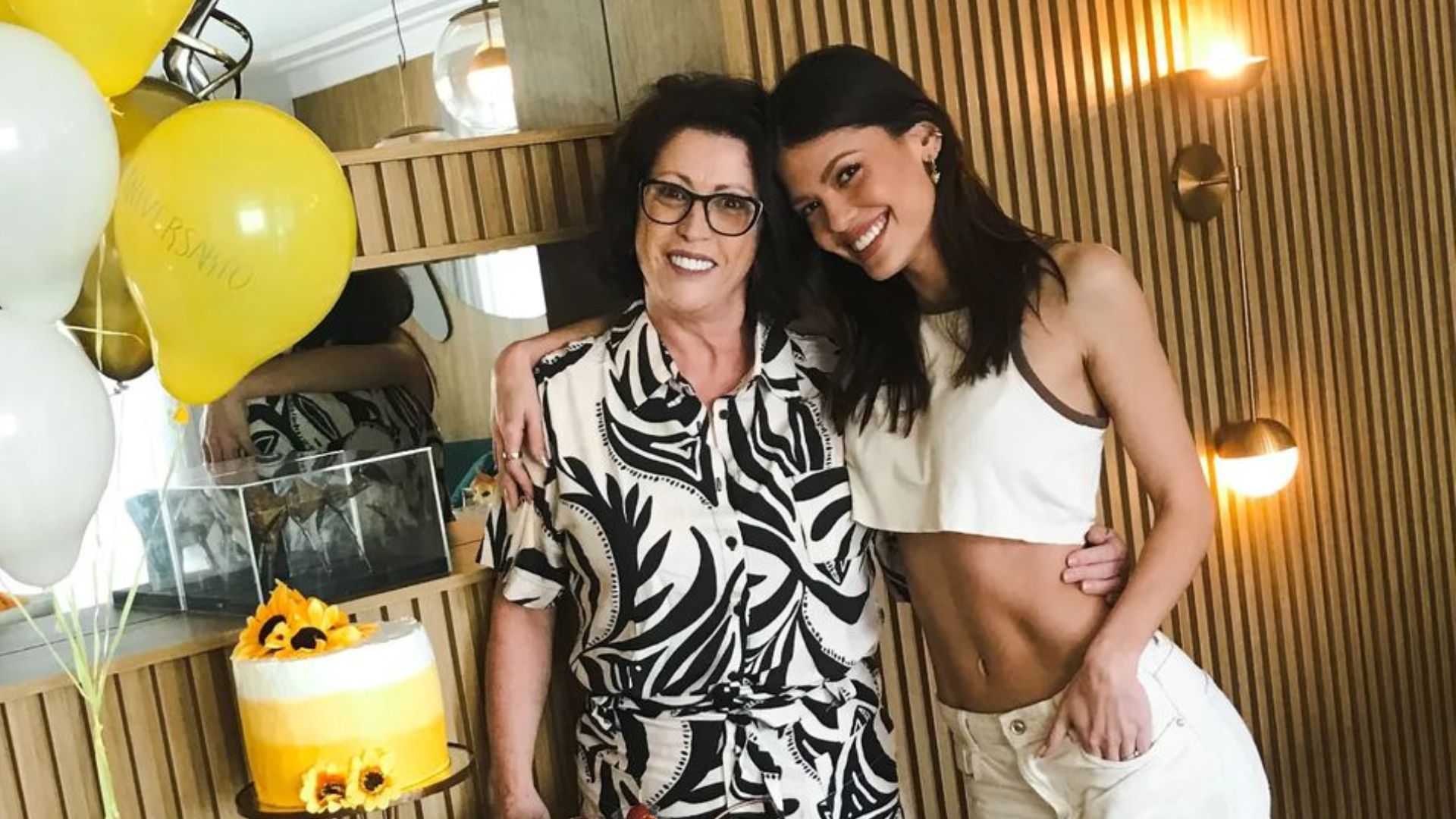 Vitória Strada celebra o aniversário da mãe, Marisete, com festa surpresa: “Rainha”