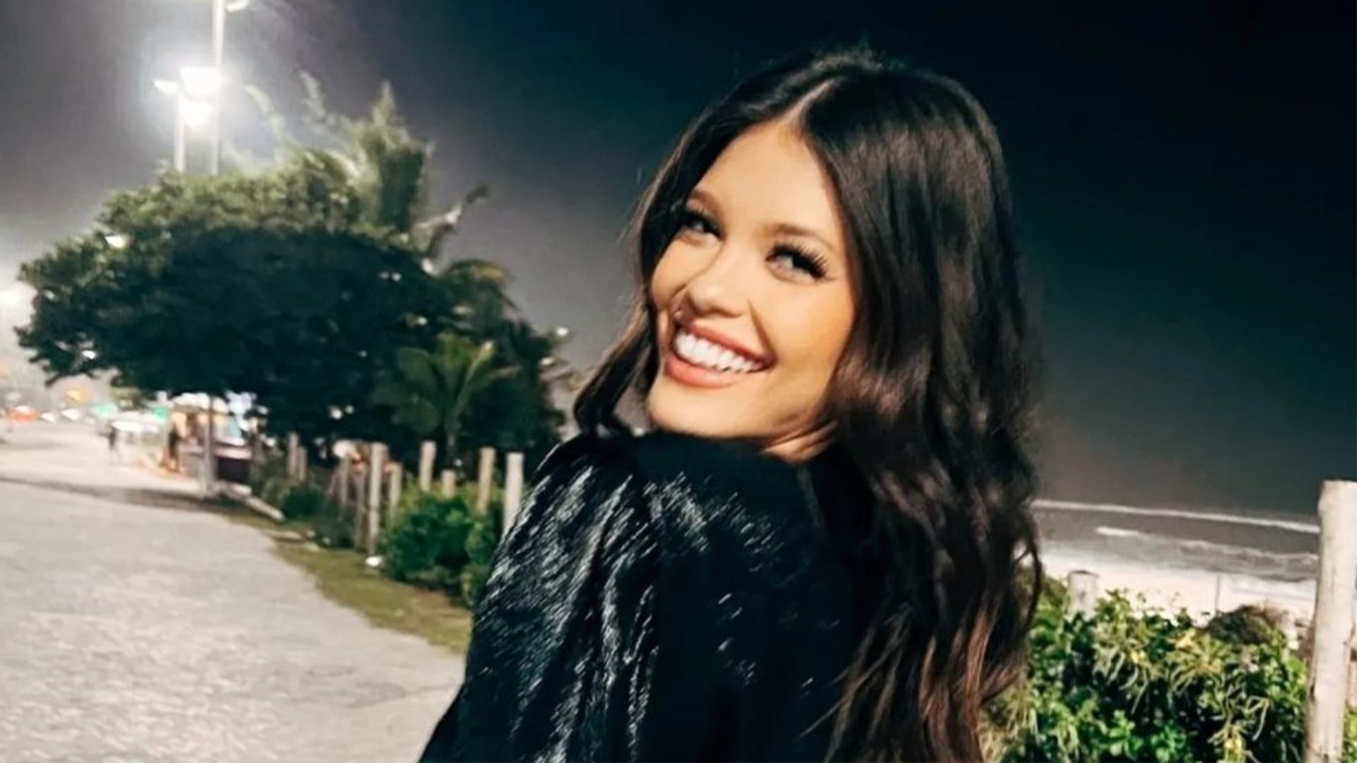 Magérrima, Vitória Strada posa só de lingerie de renda em novo ensaio fotográfico
