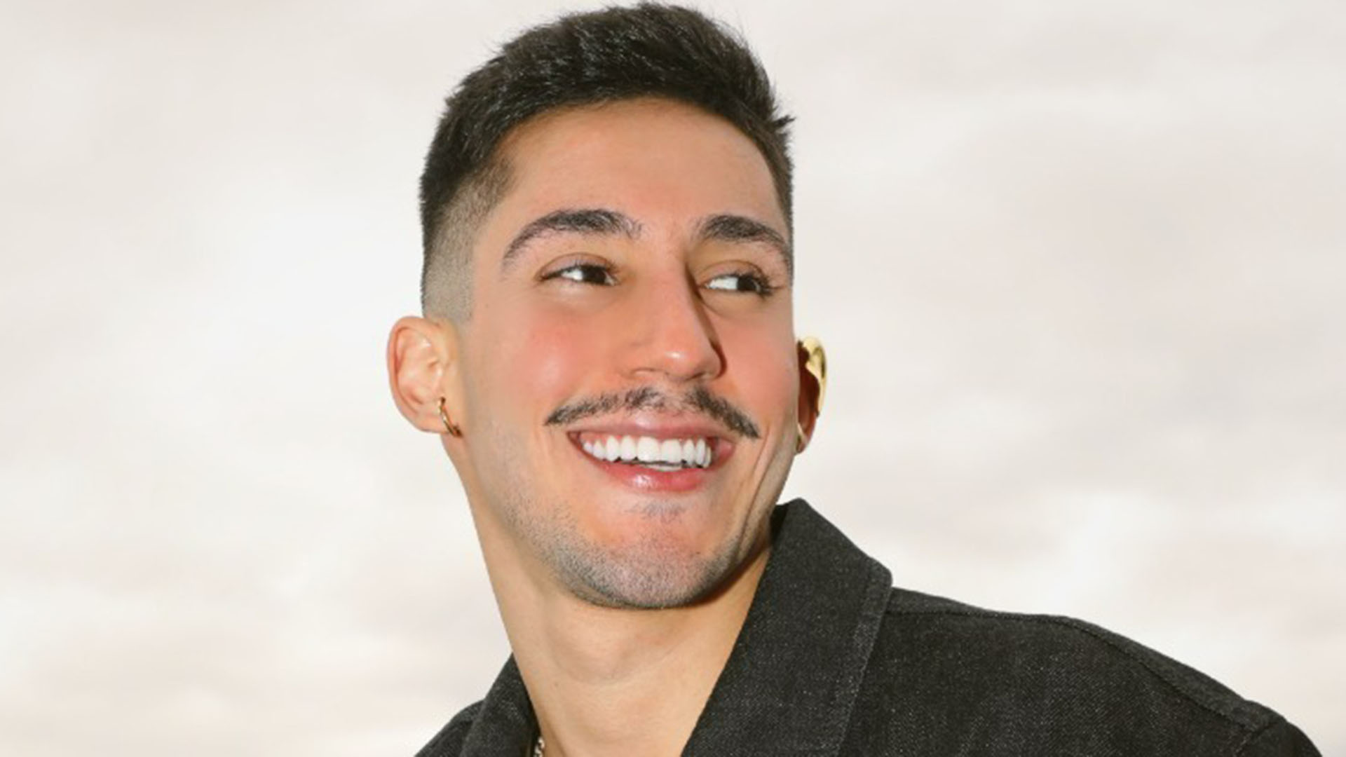 Vittor Fernando faz mudança radical no cabelo para novo filme