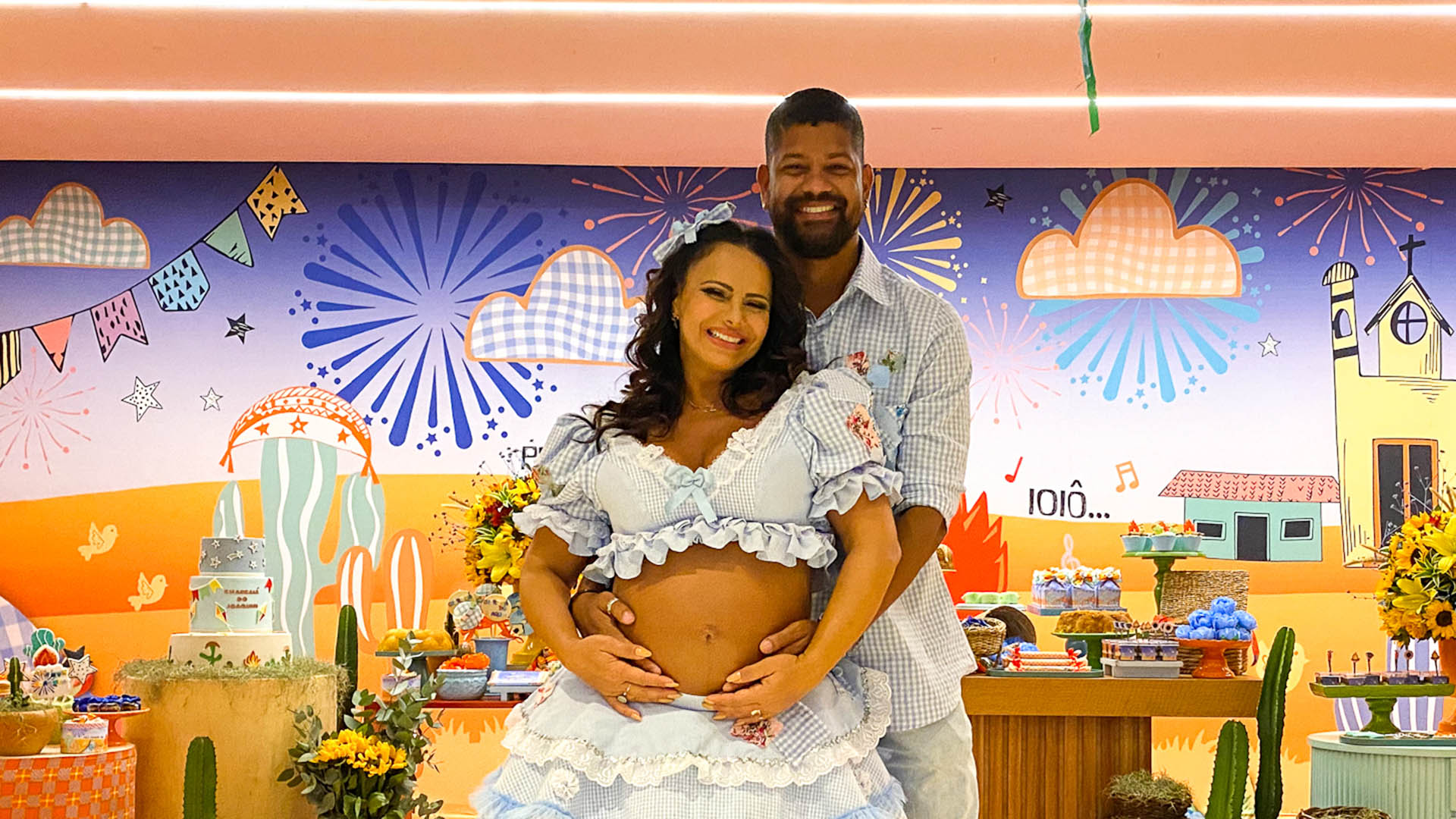 Grávida, Viviane Araújo faz chá de bebê com tema de festa junina