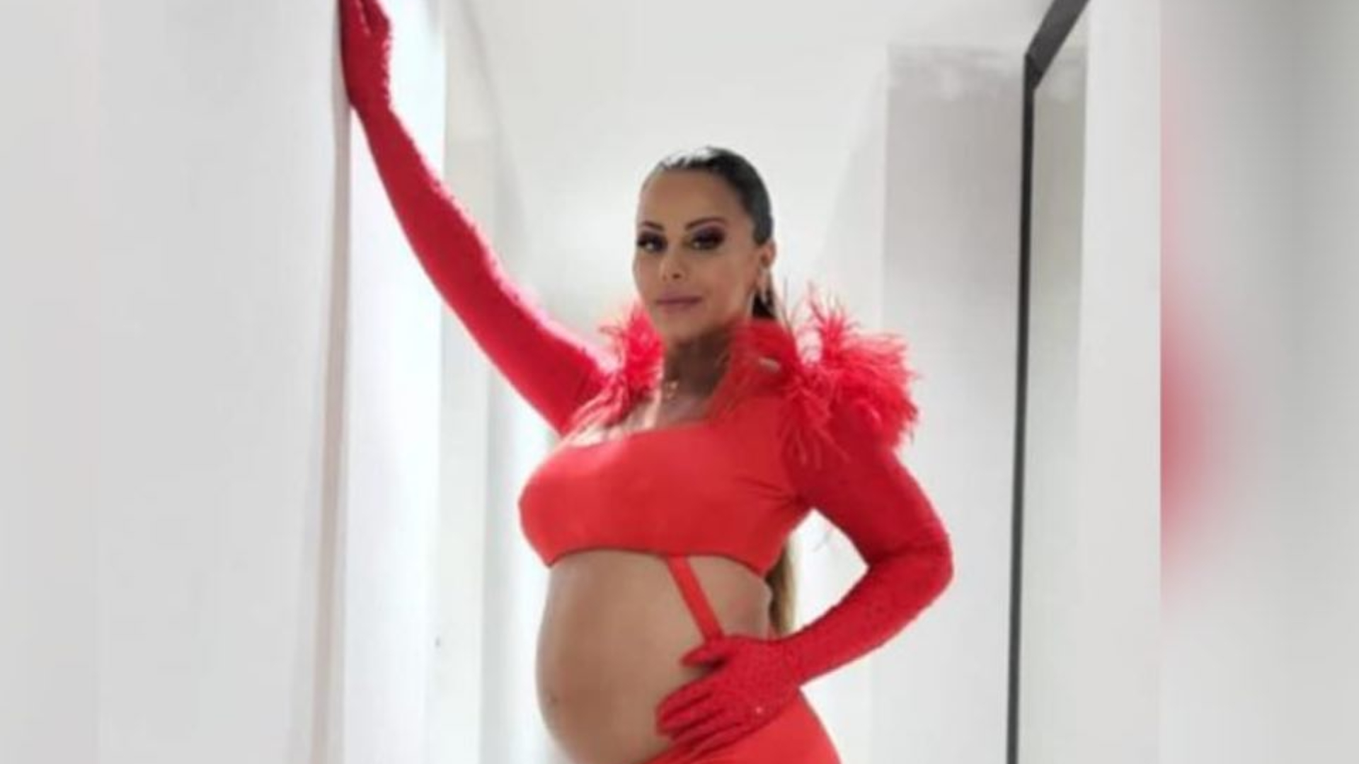 Na reta final da gravidez, Viviane Araújo marca presença em evento de Carnaval