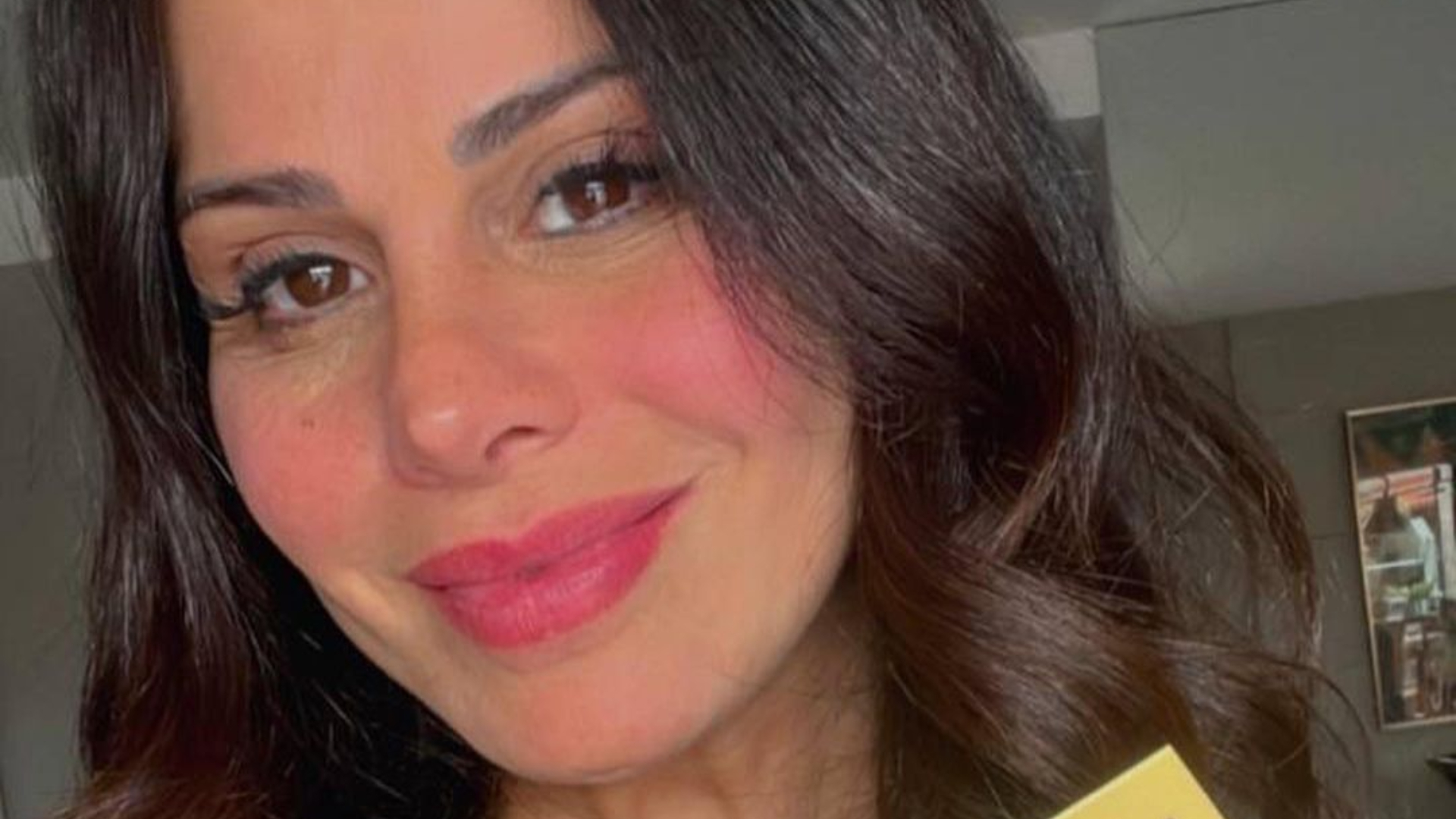 Aos 7 meses de gravidez, Viviane Araújo é flagrada curtindo dia de praia no Rio de Janeiro