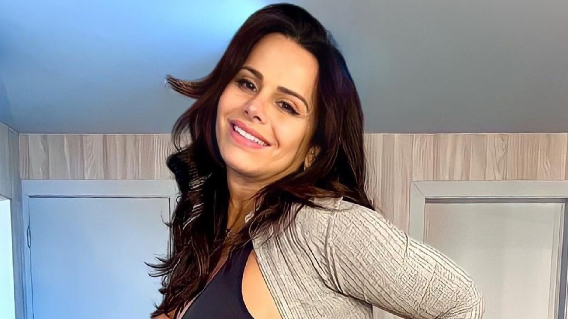 Grávida, Viviane Araujo “sofre” para fechar o shorts jeans