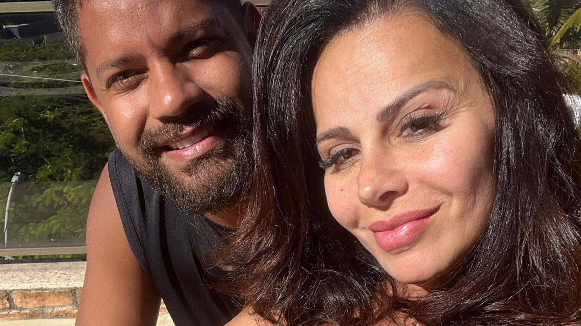 De roupão, Viviane Araújo exibe barrigão em ensaio com o marido