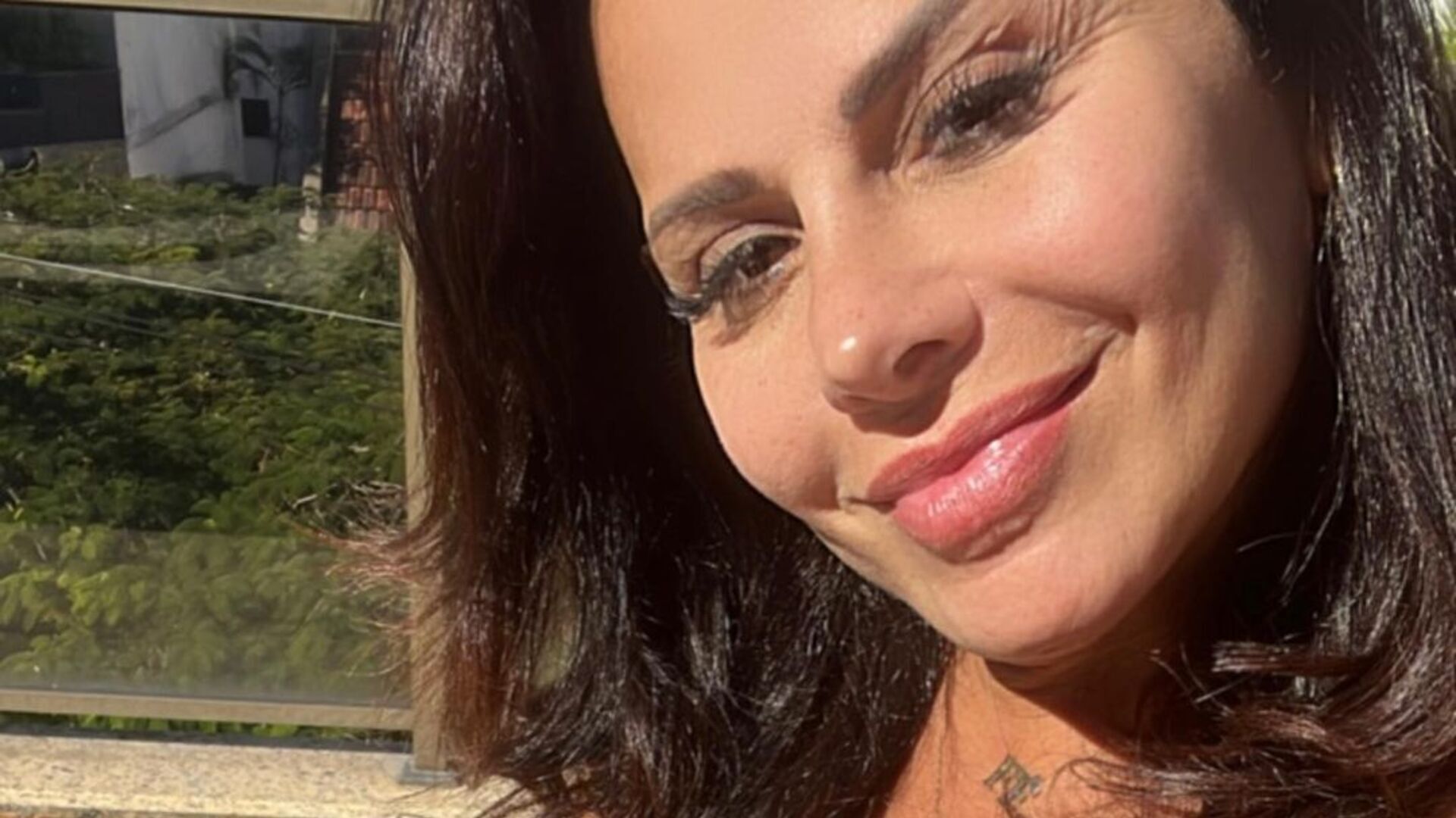 Só de roupão, Viviane Araújo exibe barrigão em ensaio de gravidez