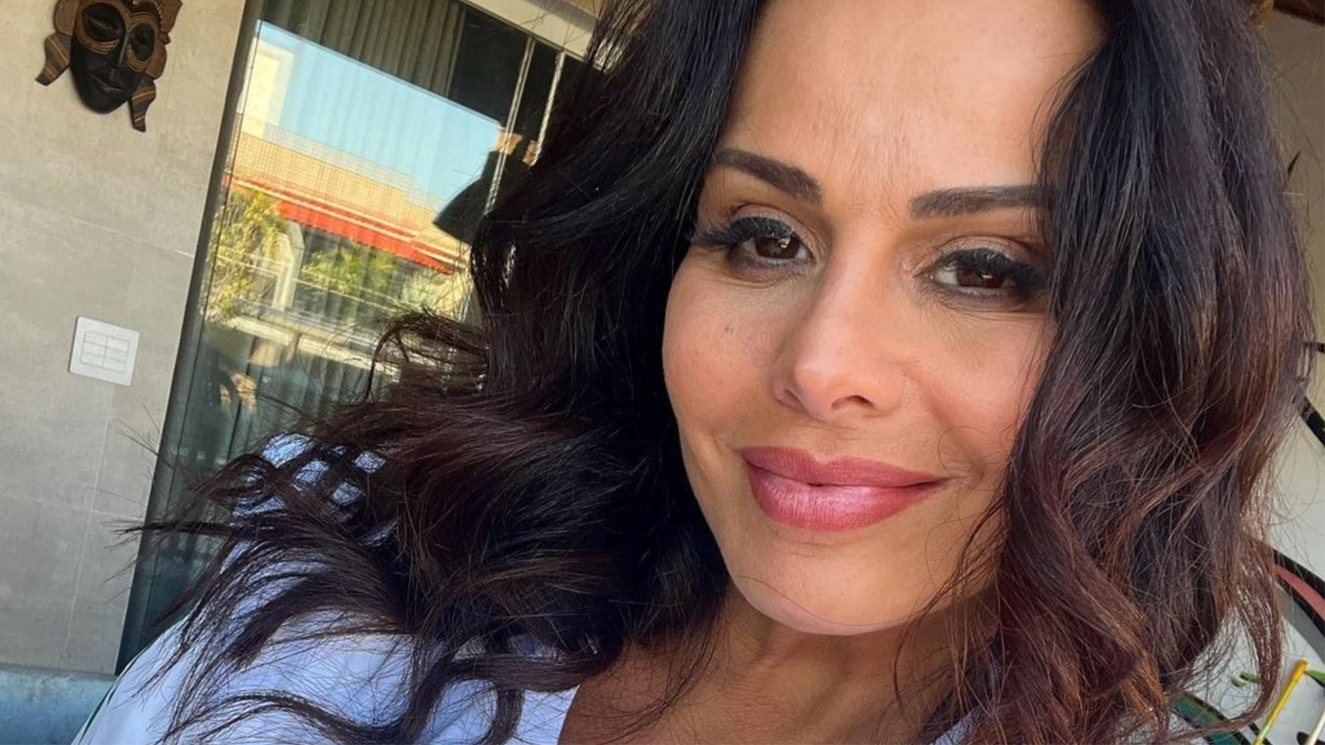 Aos 7 meses, Viviane Araujo posa deslumbrante em ensaio de gestante: ”Será que tô feliz?”