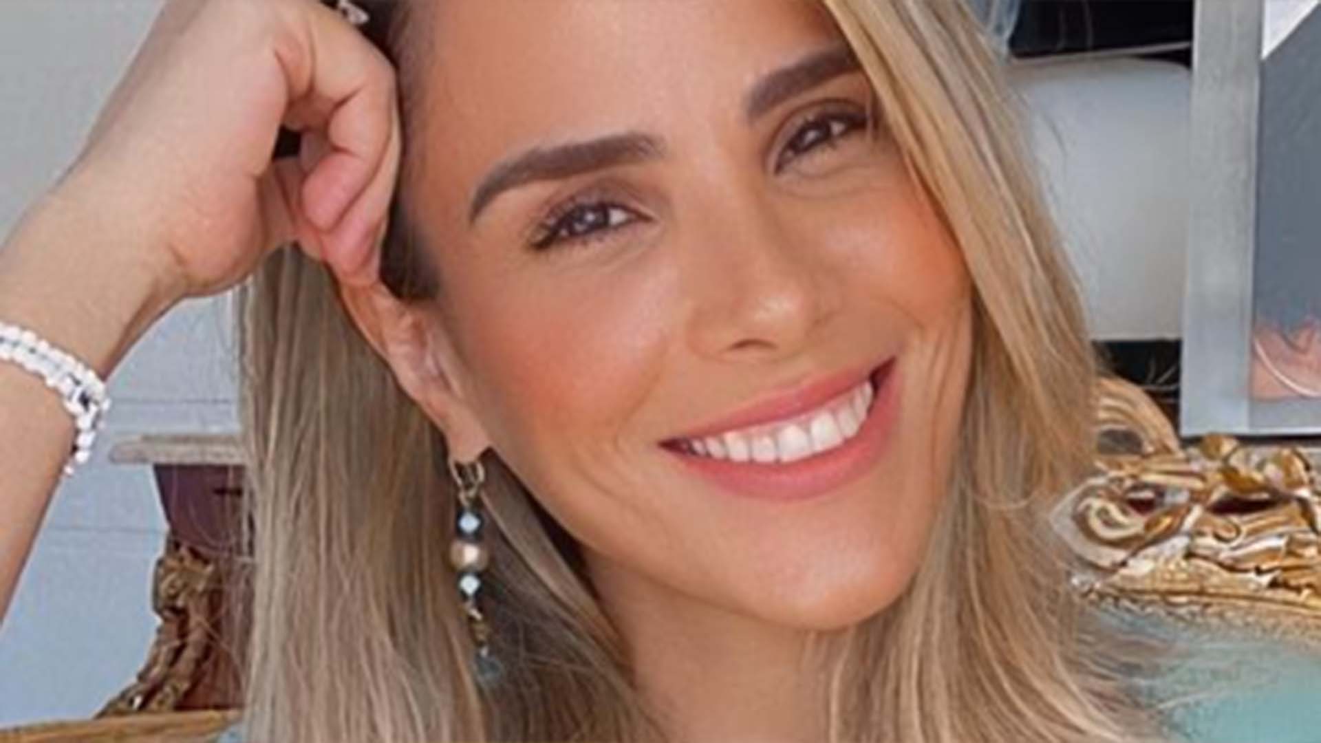Magérrima, Wanessa Camargo deixa barriga de fora em look ousado