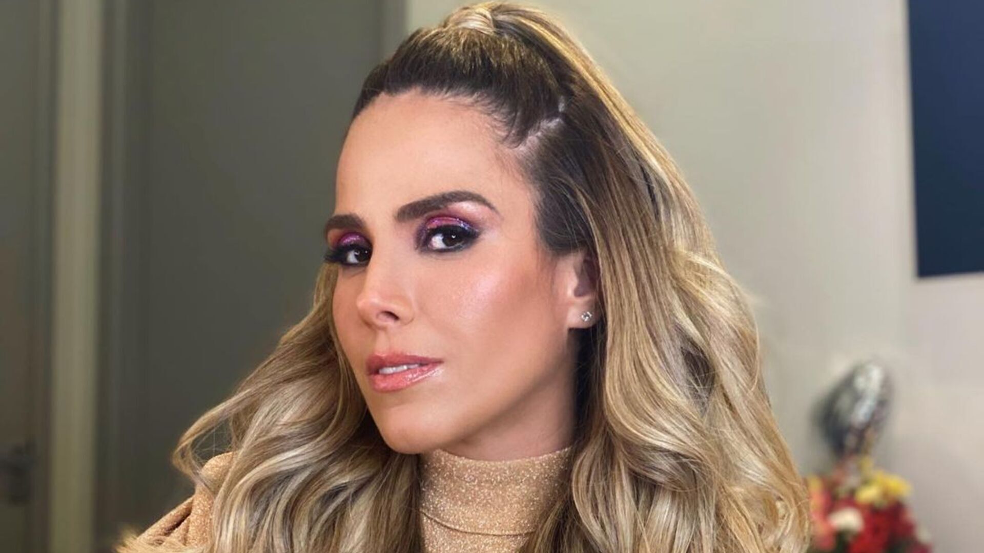 De calça baixa e top, Wanessa Camargo esbanja beleza deslumbrante