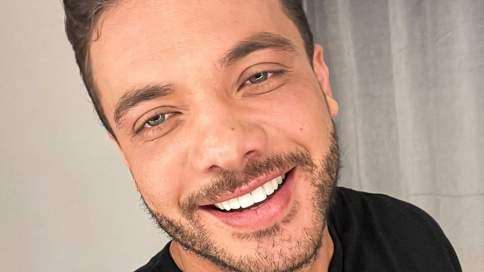 Wesley Safadão constrói ‘prainha’ em seu aras: “Inventando as coisas”