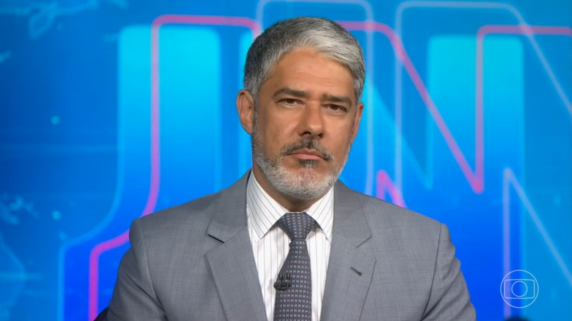 William Bonner surge em foto descontraída nos bastidores do Jornal Nacional