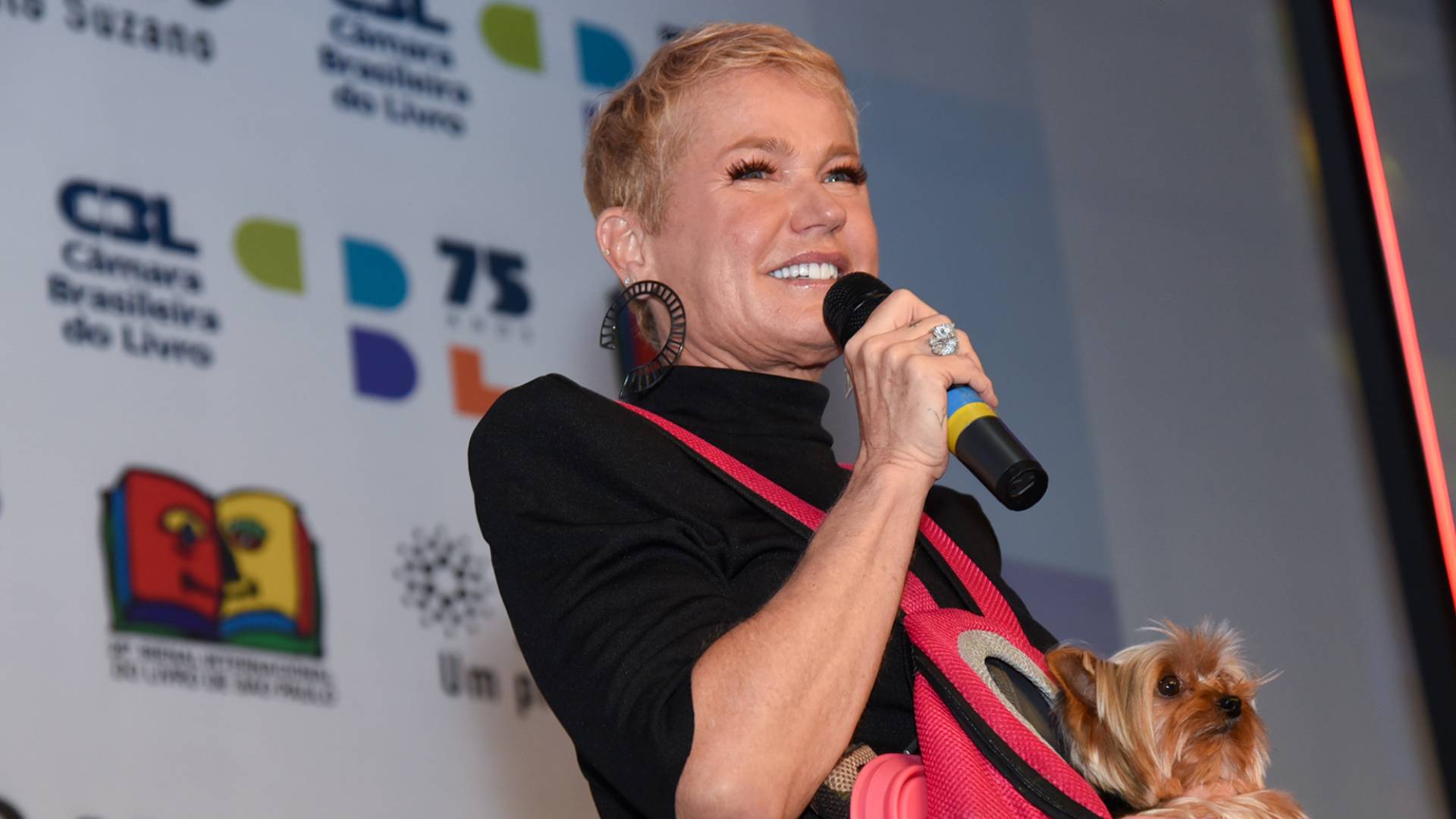 Xuxa Meneghel comparece ao último dia da Bienal Internacional do Livro de São Paulo