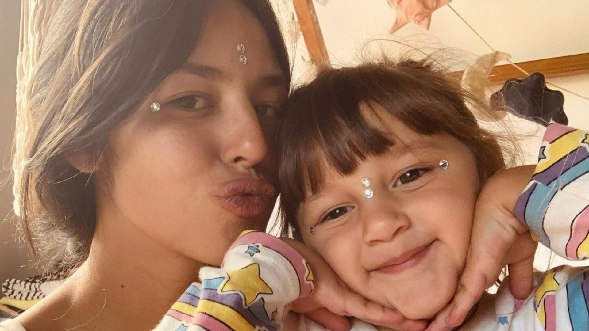 Yanna Lavigne se derrete ao surgir coladinha com Madalena: ”Primogênita amada”