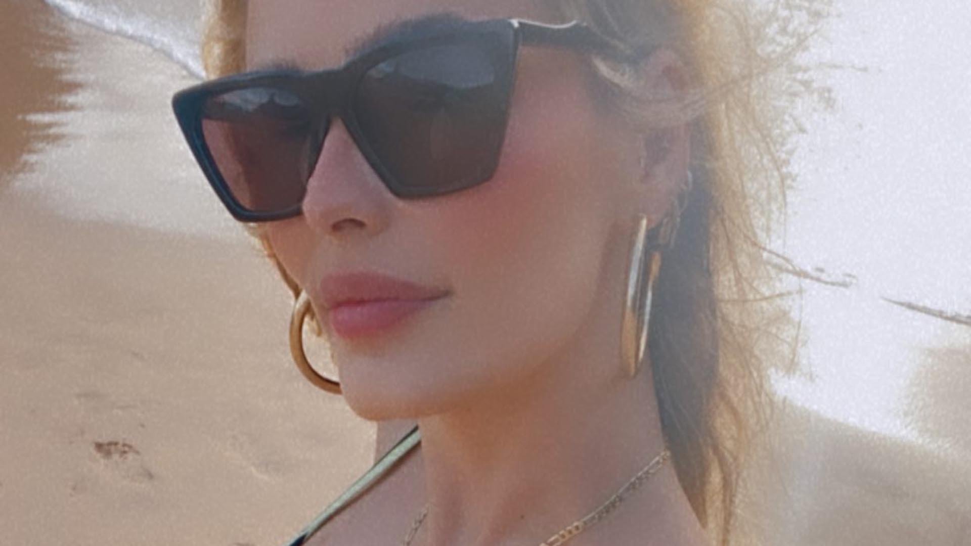 De biquíni, Yasmin Brunet empina o bumbum em fotos na praia