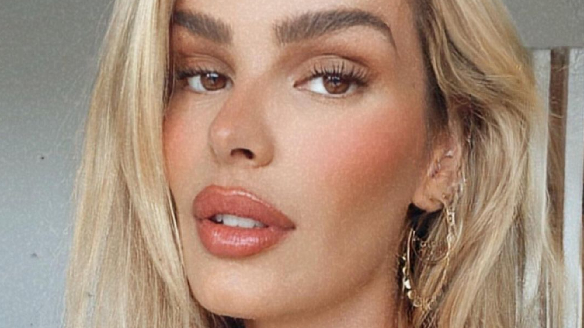 De biquíni, Yasmin Brunet posa de costas e rouba a cena na web: ”Dá aula na beleza!”