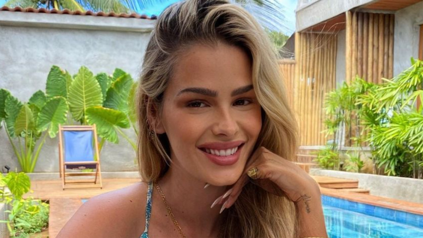 Yasmin Brunet faz topless ao renovar o bronzeado em Noronha: ”Esculacho de beleza”