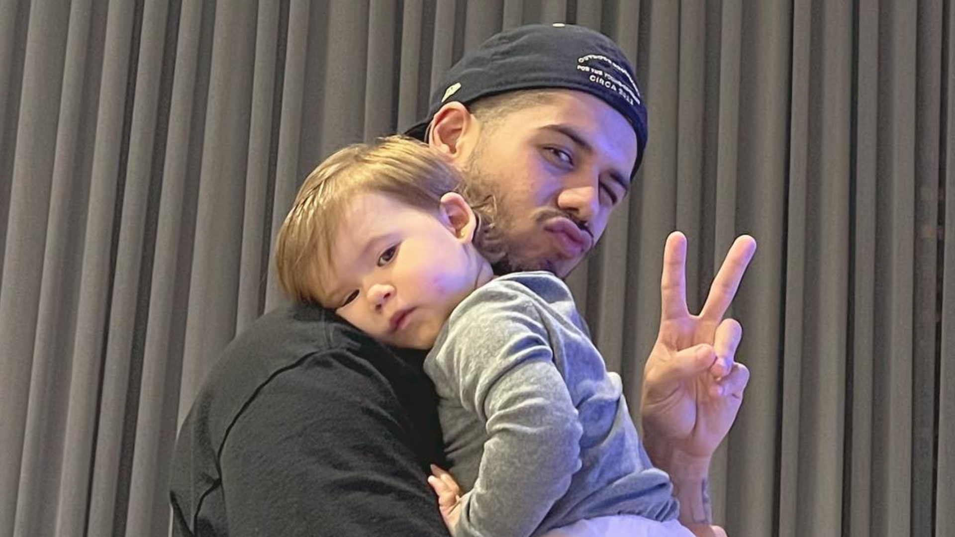 Zé Felipe mostra a filha se escondendo dentro de sua mala de viagem e derrete a web
