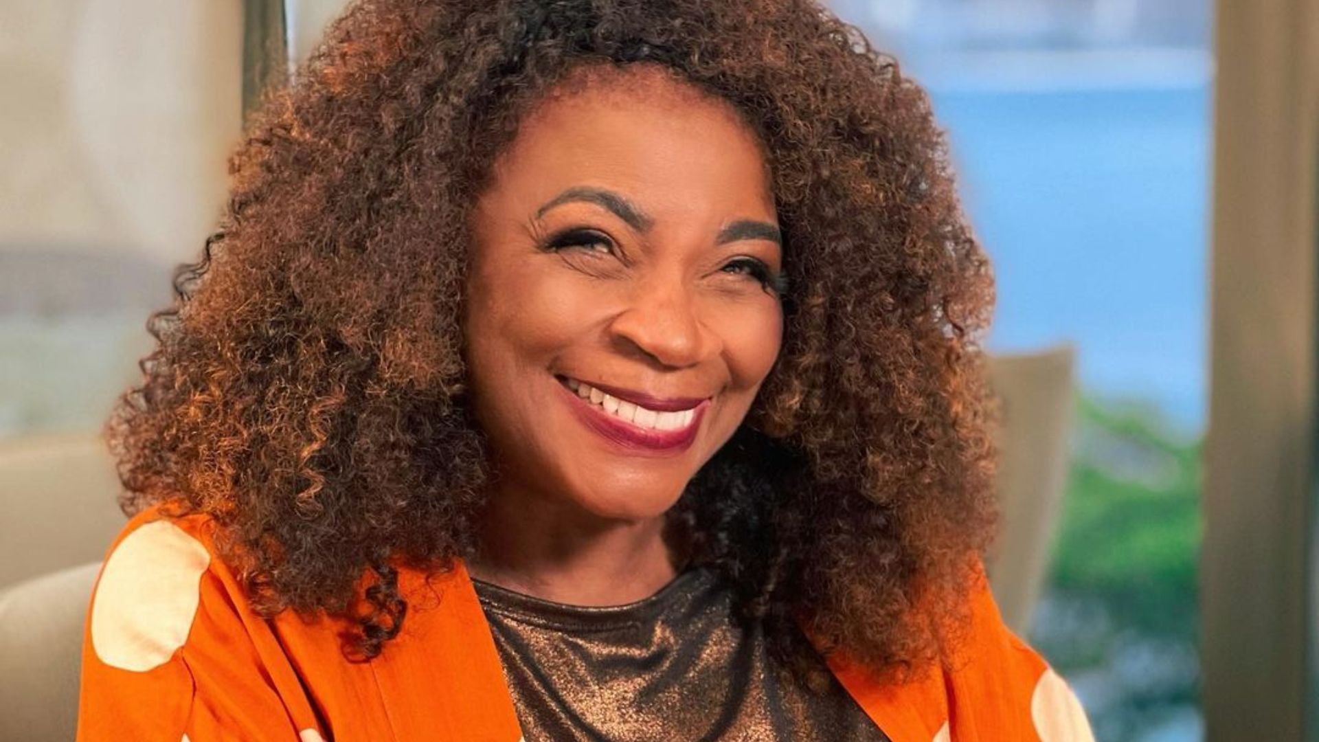 Zezé Motta diz que marcas só a contrataram como garota propaganda após ela se tornar idosa: “As coisas estão melhorando”