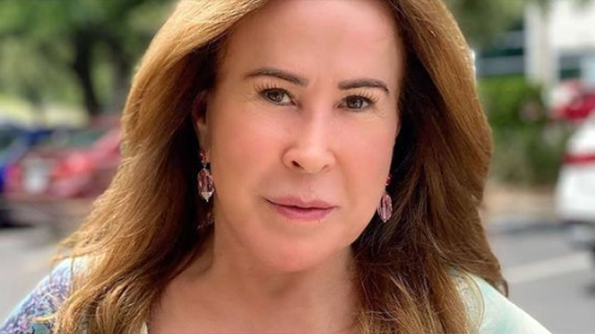 De biquíni fio-dental, Zilu Camargo exibe bumbum empinado aos 64 anos