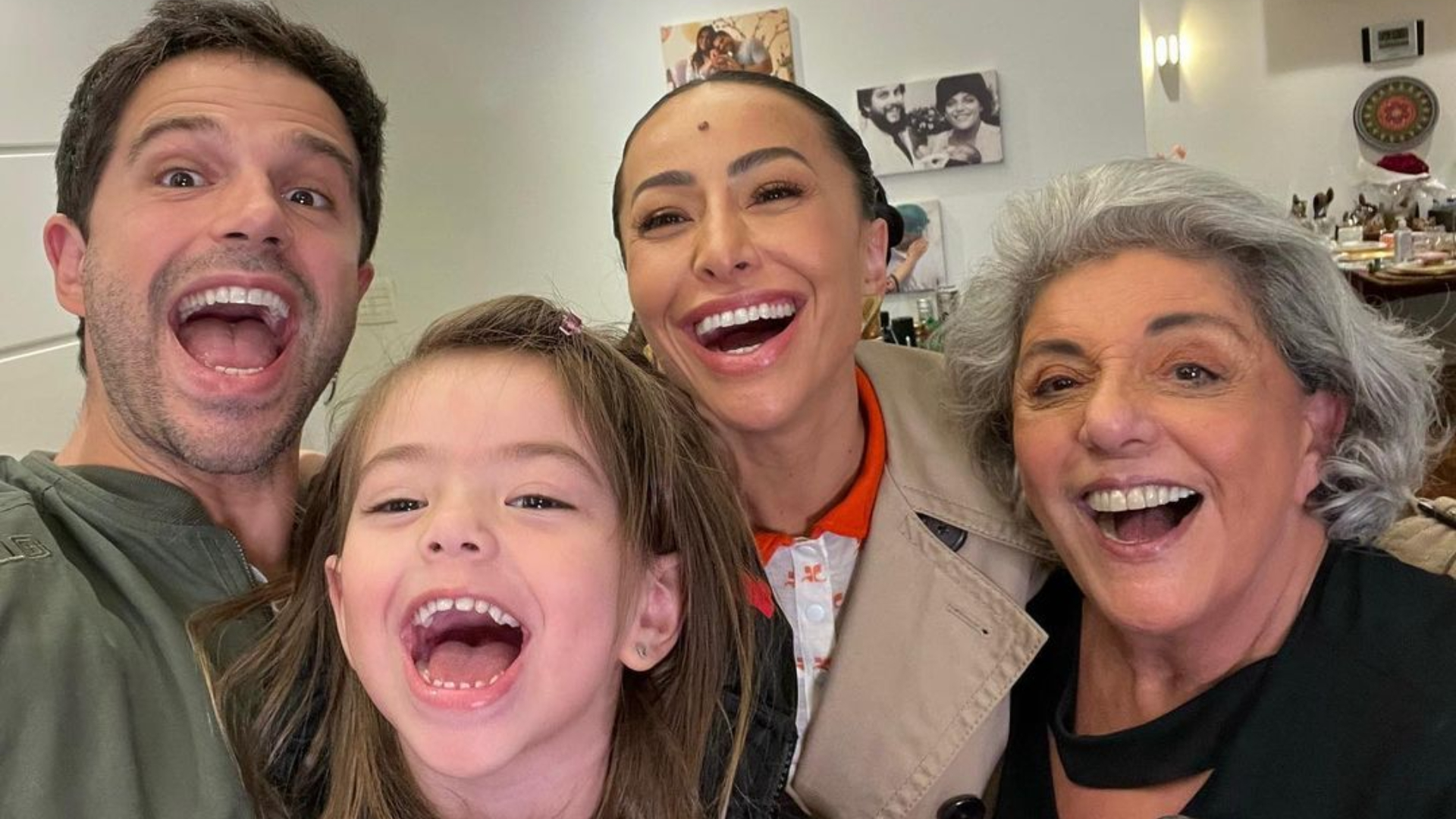 Zoe, filha de Duda Nagle e Sabrina Sato, explode o fofurômetro ao posar com o pai e a avó
