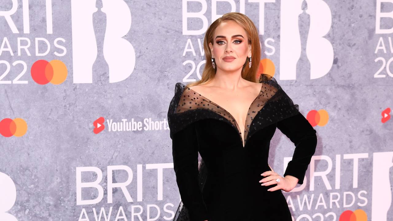 Adele posa ao lado do namorado e de LeBron James em casamento