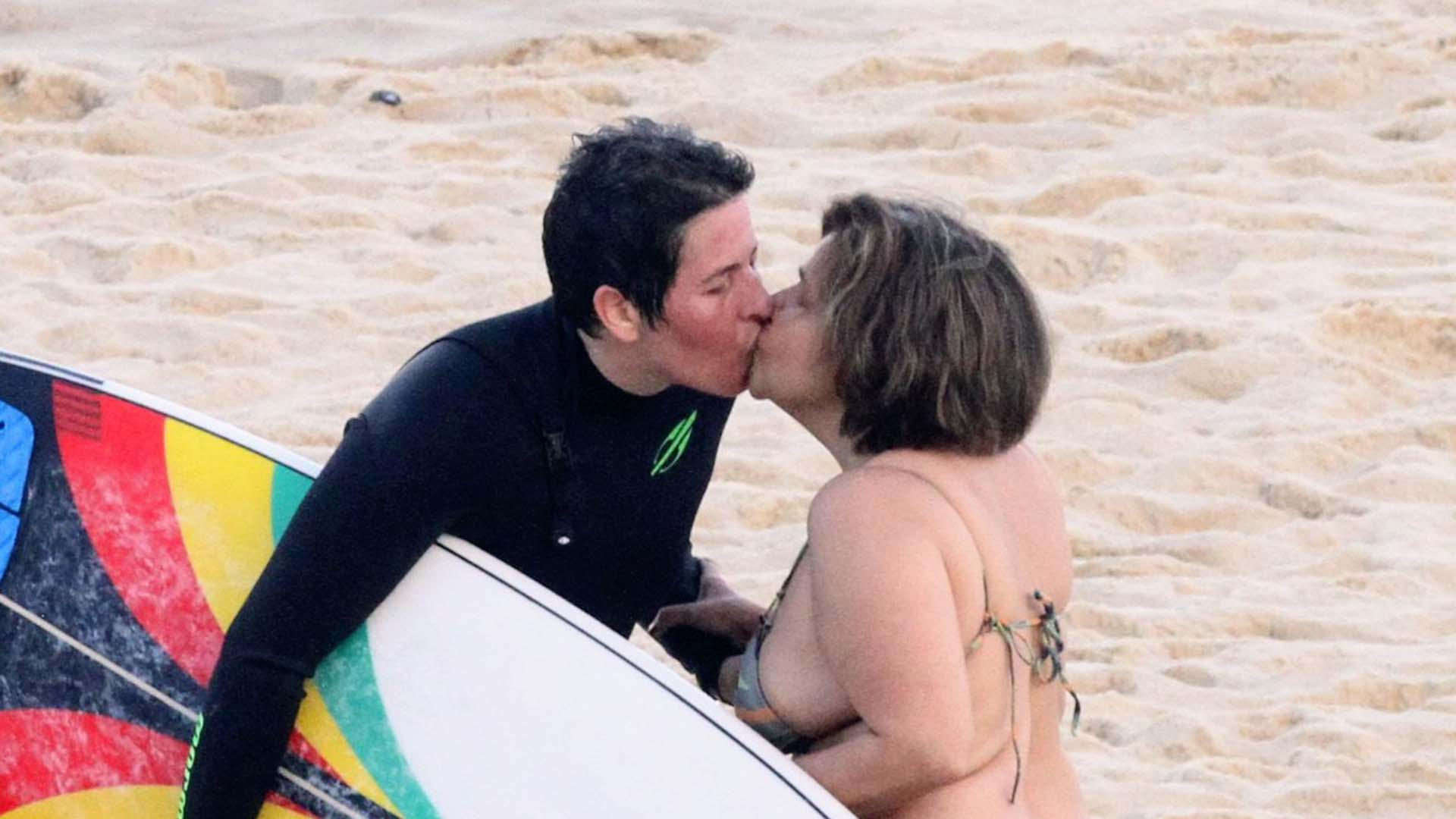 Claudia Rodrigues surge aos beijos com Adriane Bonato na praia
