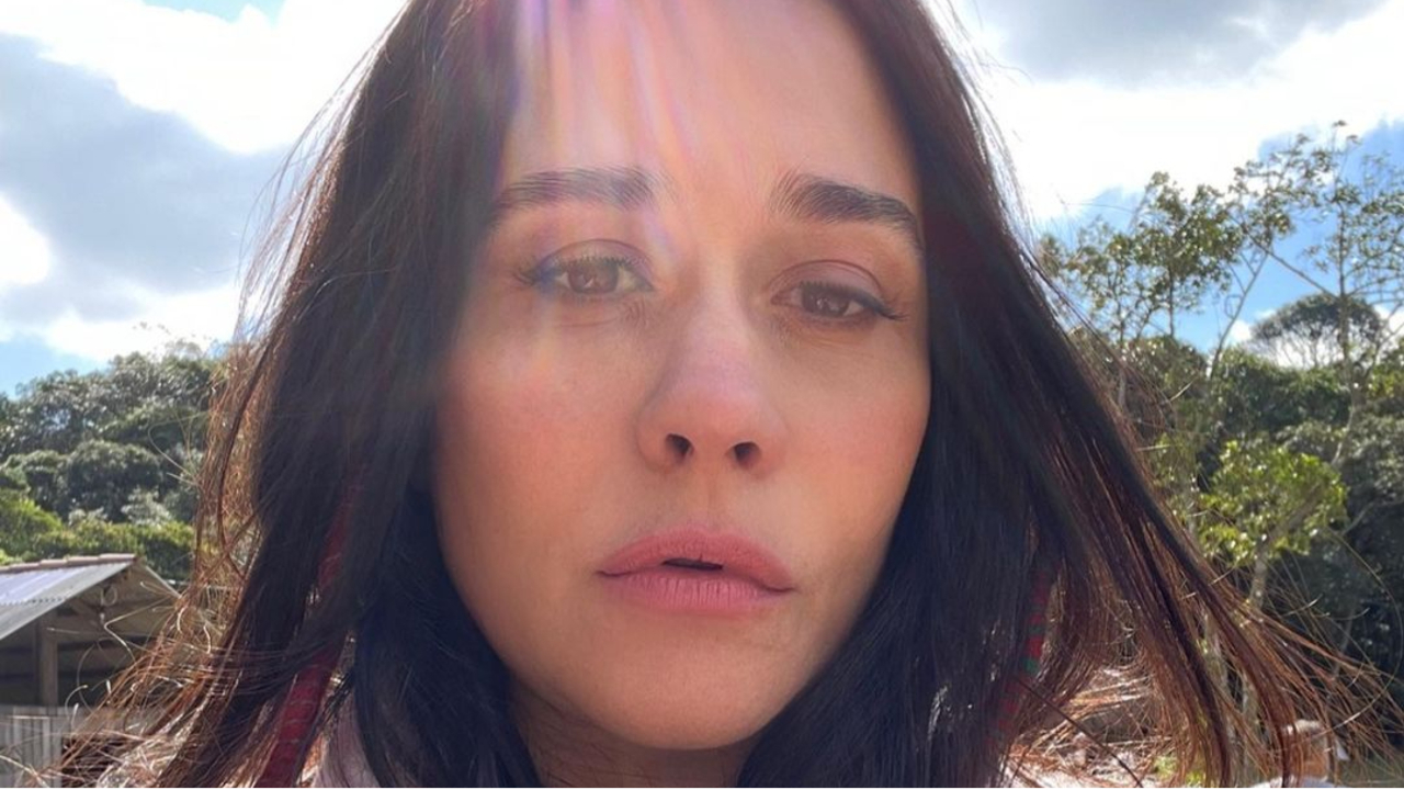 Só de camisetão, Alessandra Negrini surge sem maquiagem na web: ”Uma deusa!”