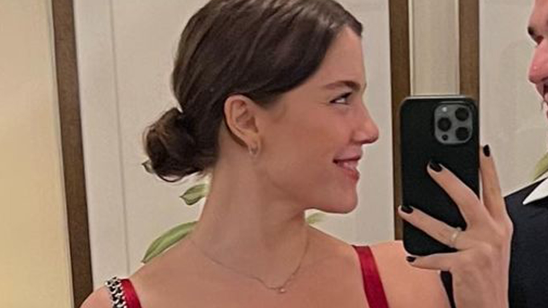 Alice Wegmann exibe fotos raras com seu namorado em data especial
