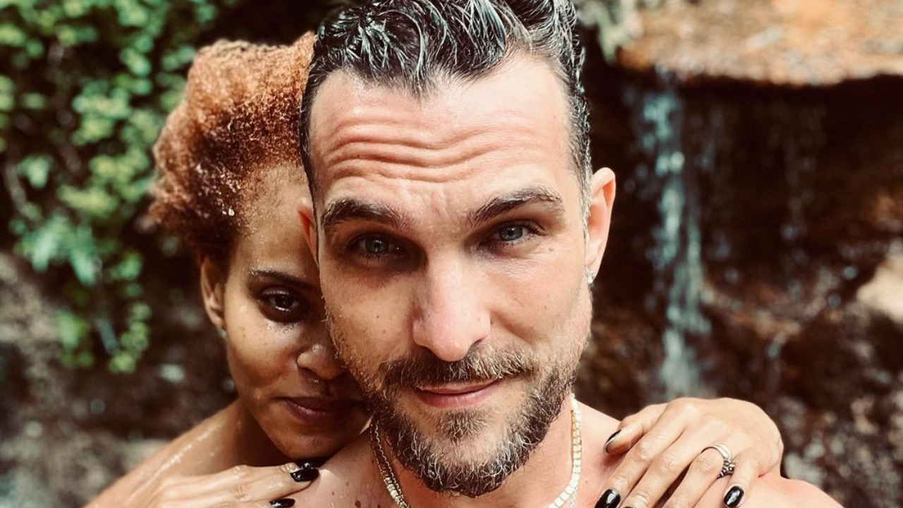 Aline Wirley e Igor Rickli tomam banho nus em piscina natural: ”Bom voltar pra casa”