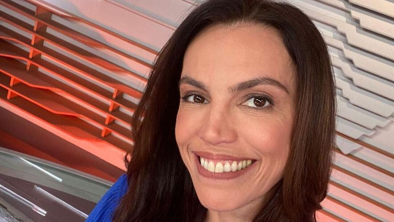 Ana Paula Araújo mostra momento de sua intimidade na sala de casa