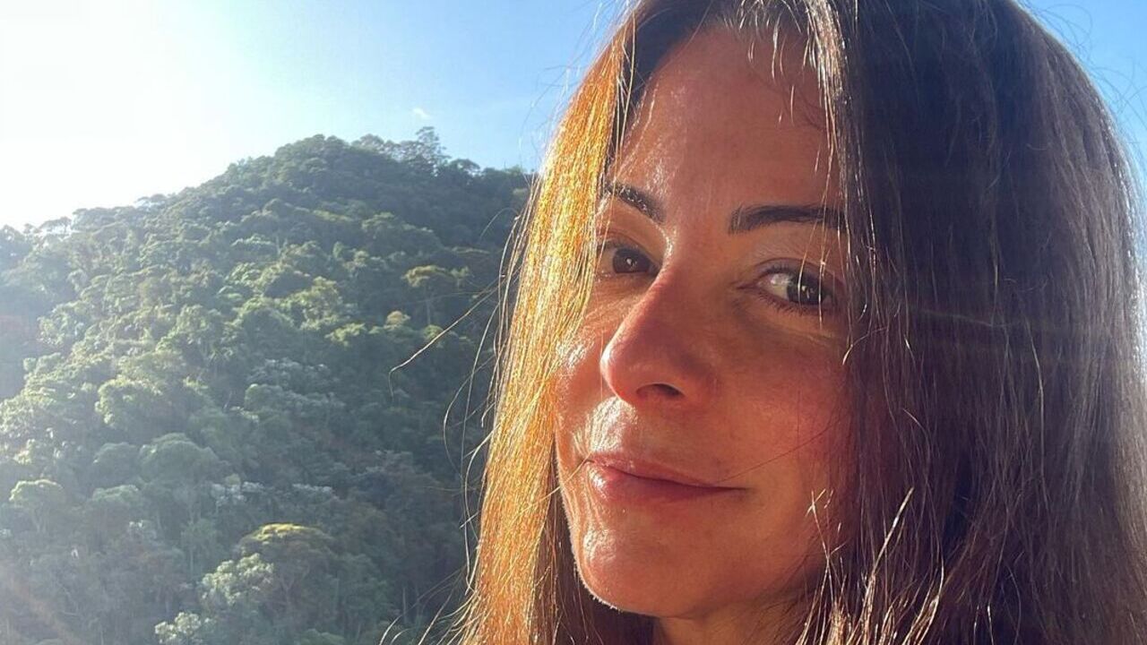 Ana Paula Padrão curte festa dos anos 80 com o marido