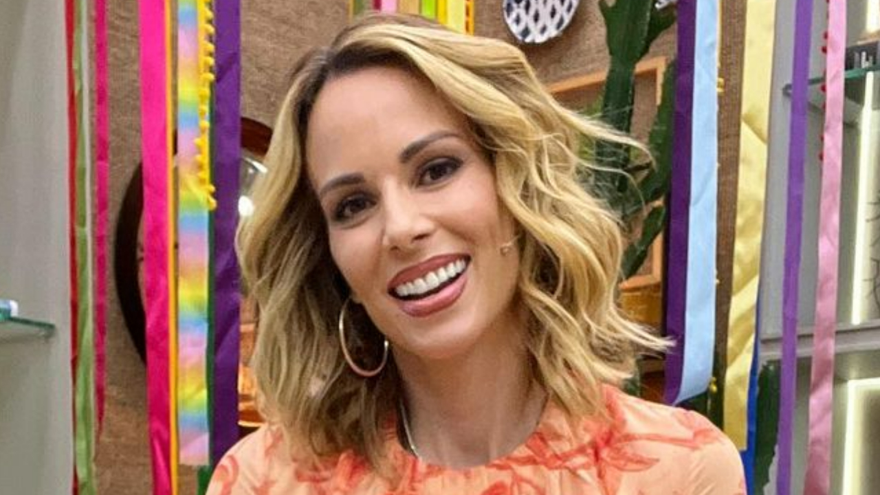 Ana Furtado aposta em vestido florido e de mangas longas para comandar o ‘É de Casa’