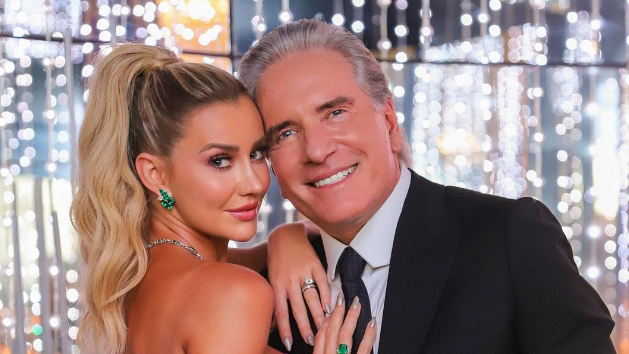 Ana Paula Siebert ganha buquê de rosas gigante do marido, Roberto Justus